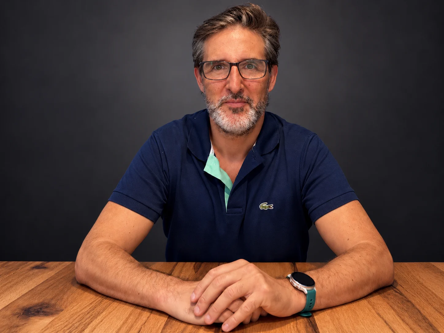 Juan Pascual, consultor SEO Local y diseño web, sentado a una mesa de madera